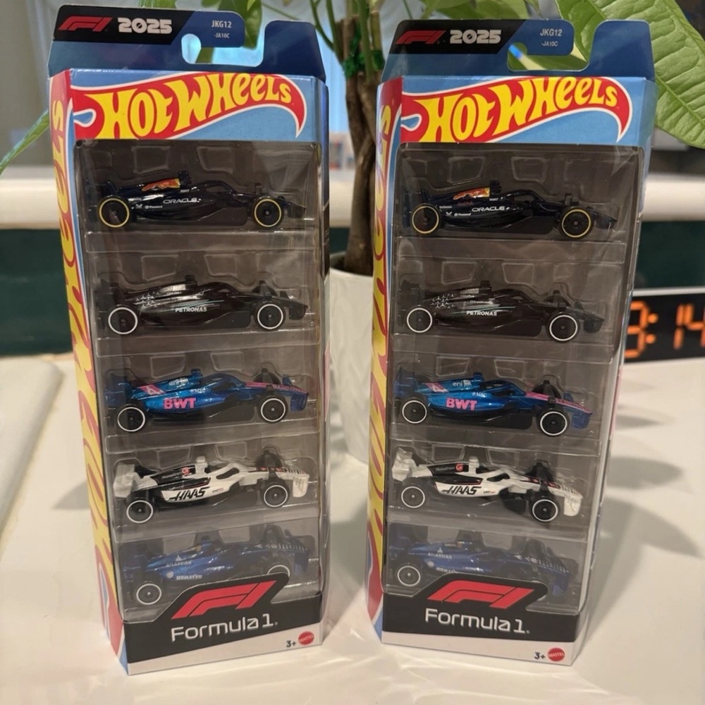 Formula 1 (2 Sets ) 5-Car Pack 10 cars total Mercedes Red Bull HASS HOT WHEELS